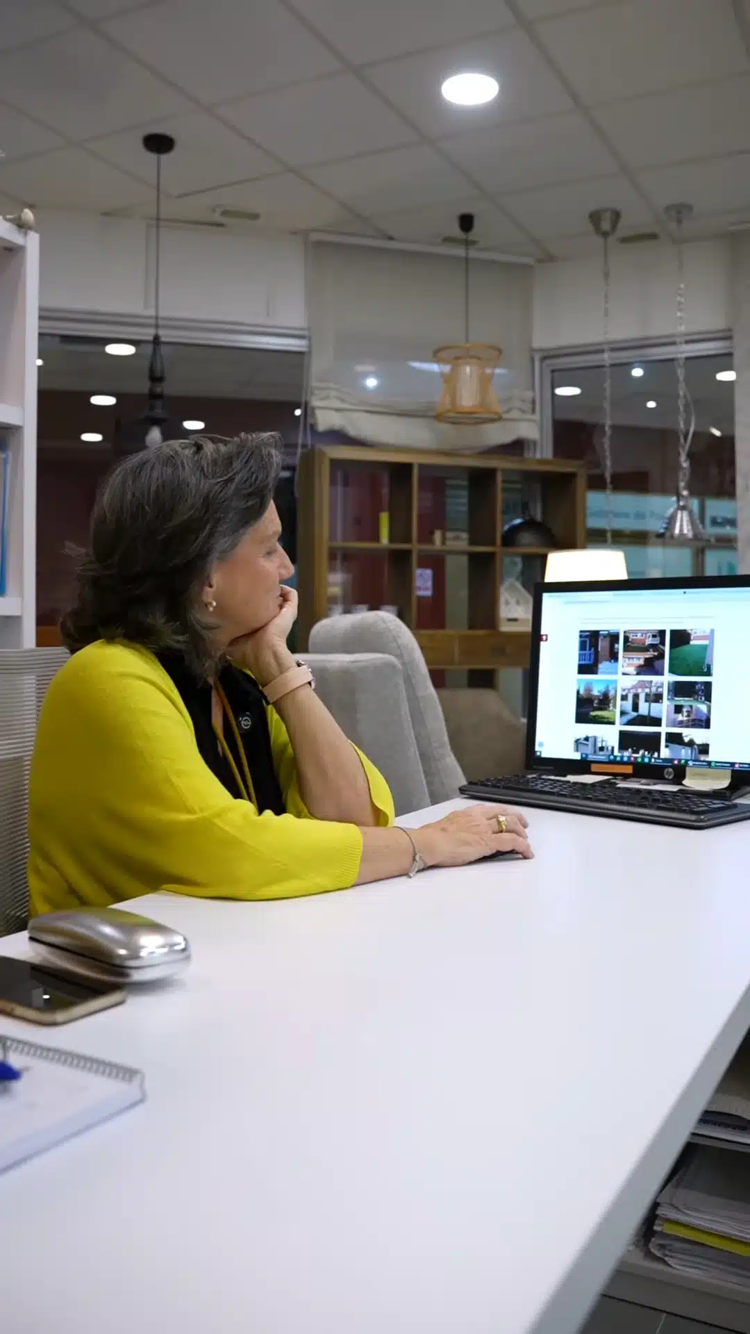 Almudena Madrid trabajando en un proyecto de interiorismo
