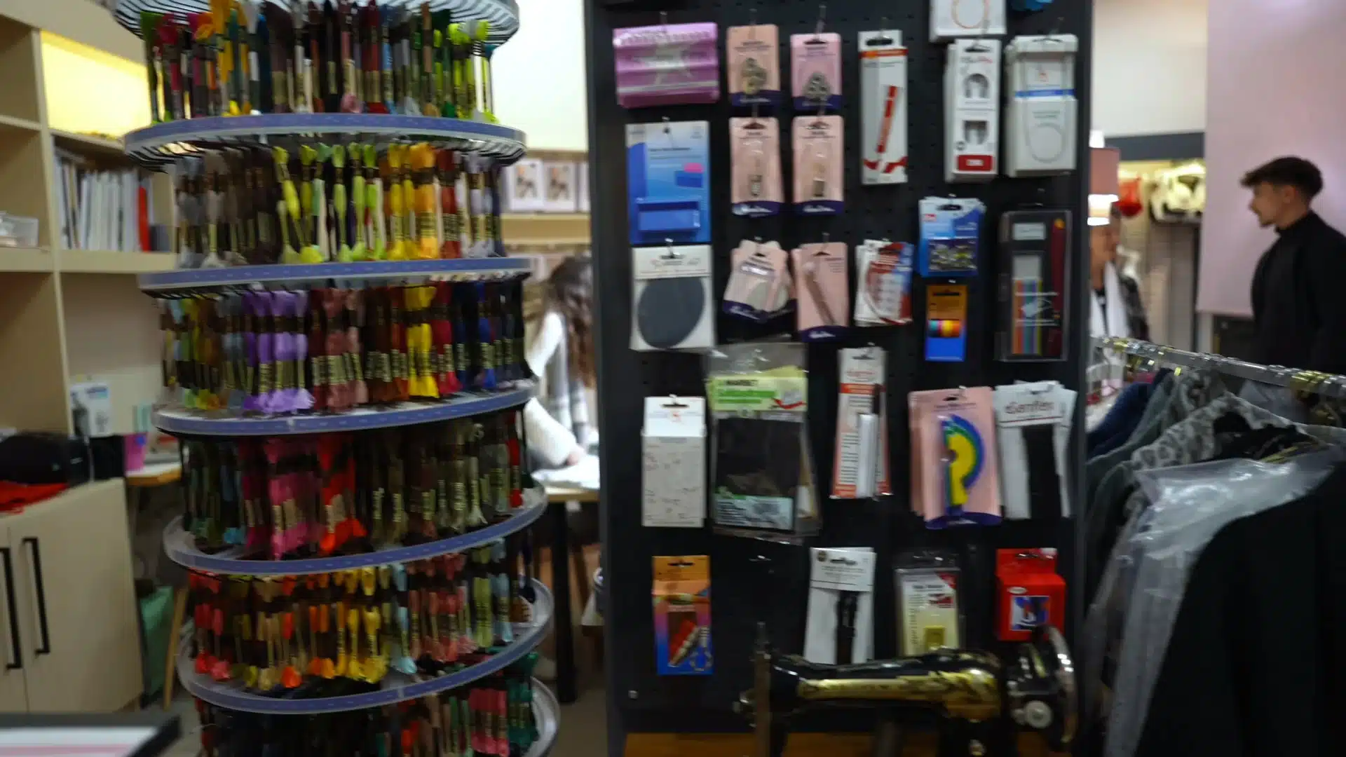 Expositor de hilos y mercería en un local reformado por Almudena Madrid Interiorismo