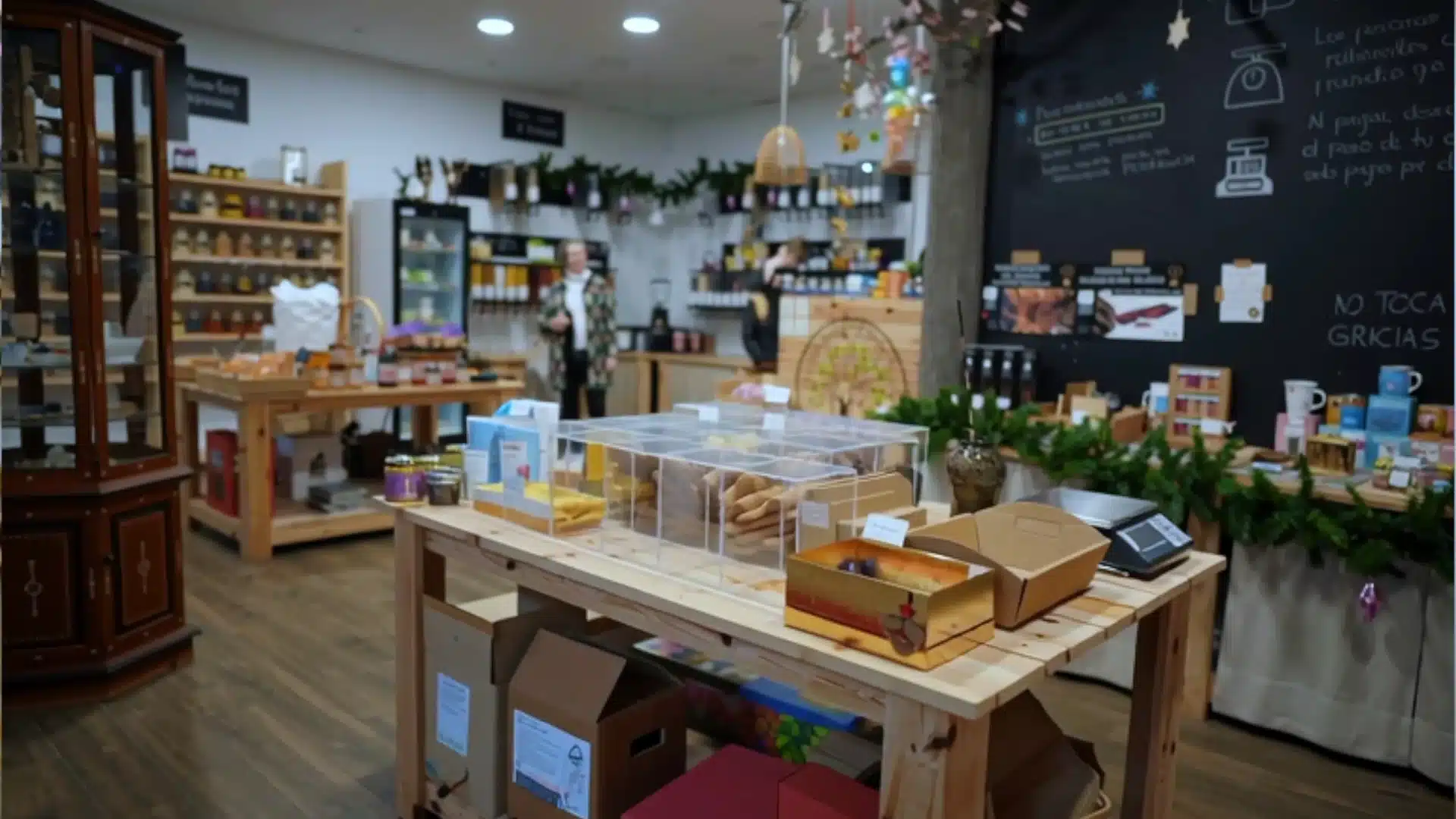 Mesas expositoras de madera en una tienda de producto a granel
