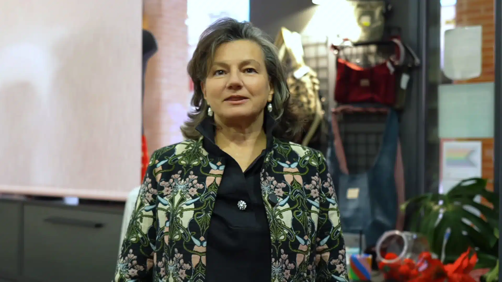 Almudena Madrid, interiorista al frente del estudio, en una mercería reformada por ella en Colmenar Viejo
