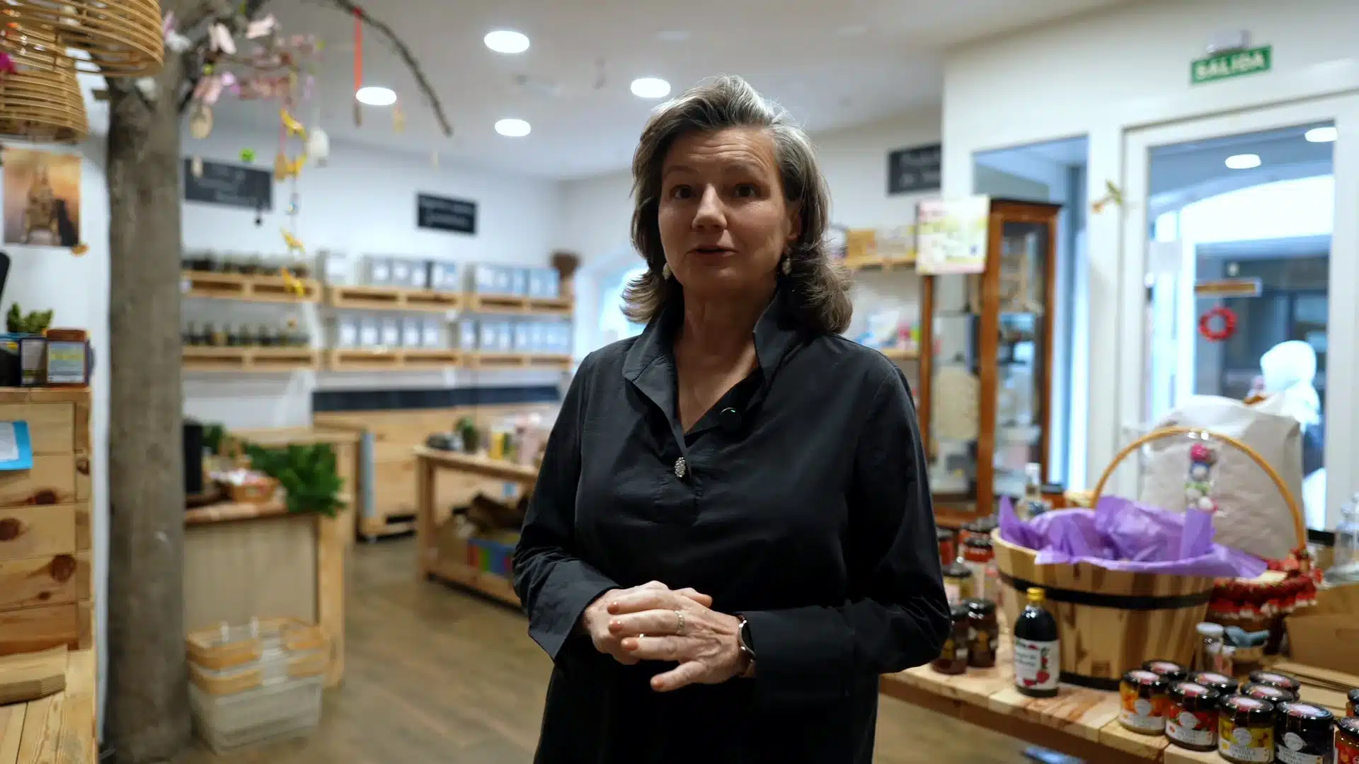 Almudena Madrid en una tienda de producto a granel reformada por su estudio