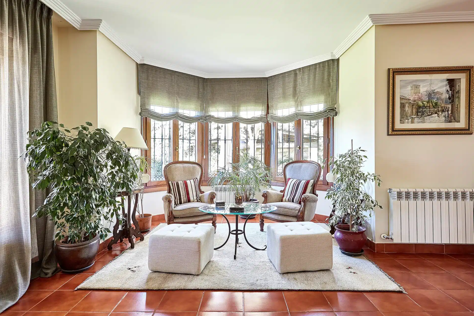 Salón renovado con sofás tapizados, cortinas a medida y mirador, proyecto de Almudena Madrid Interiorismo