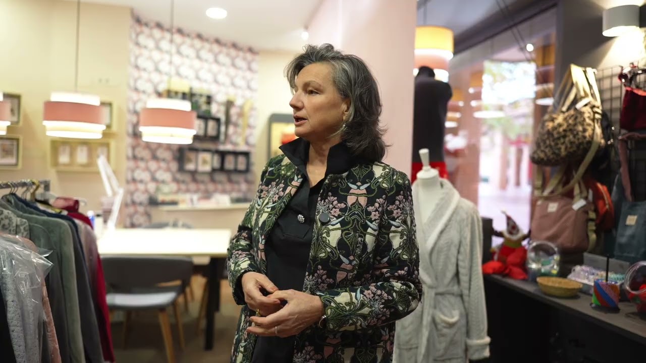 Teresa en su mercería reformada en Colmenar Viejo